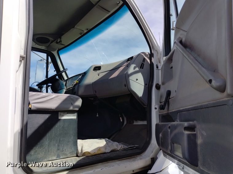 image for item DQ6098 2000 Sterling  L7500 semi truck