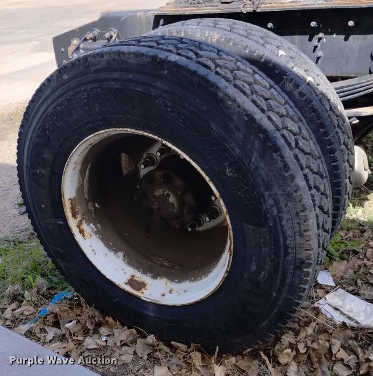 image for item DQ6098 2000 Sterling  L7500 semi truck