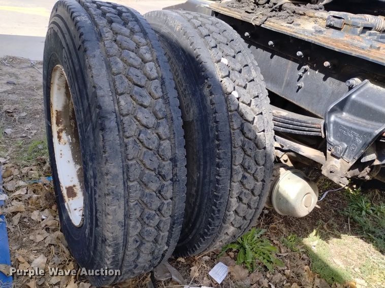 image for item DQ6098 2000 Sterling  L7500 semi truck