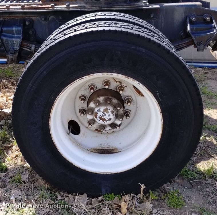 image for item DQ6098 2000 Sterling  L7500 semi truck