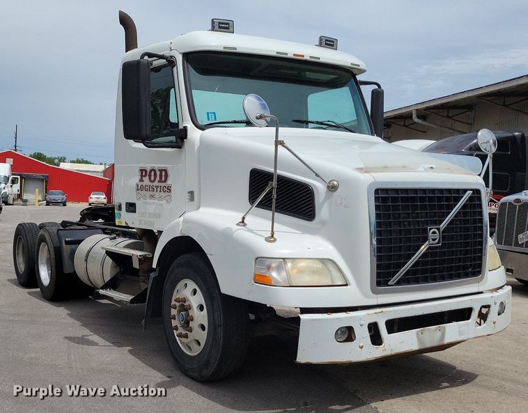 image for item DR7874 2009 Volvo VN Series semi truck