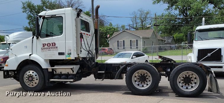 image for item DR7874 2009 Volvo VN Series semi truck