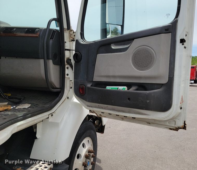 image for item DR7874 2009 Volvo VN Series semi truck