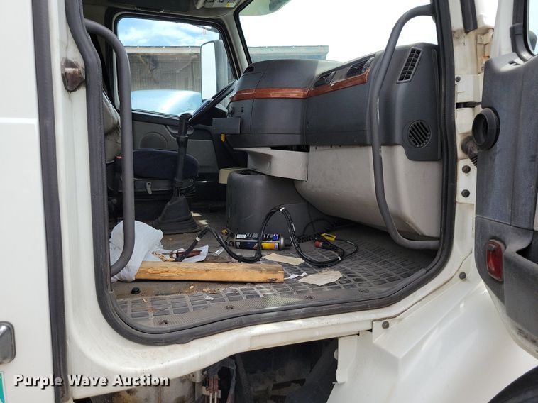 image for item DR7874 2009 Volvo VN Series semi truck