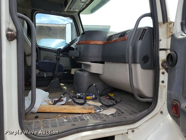 image for item DR7874 2009 Volvo VN Series semi truck