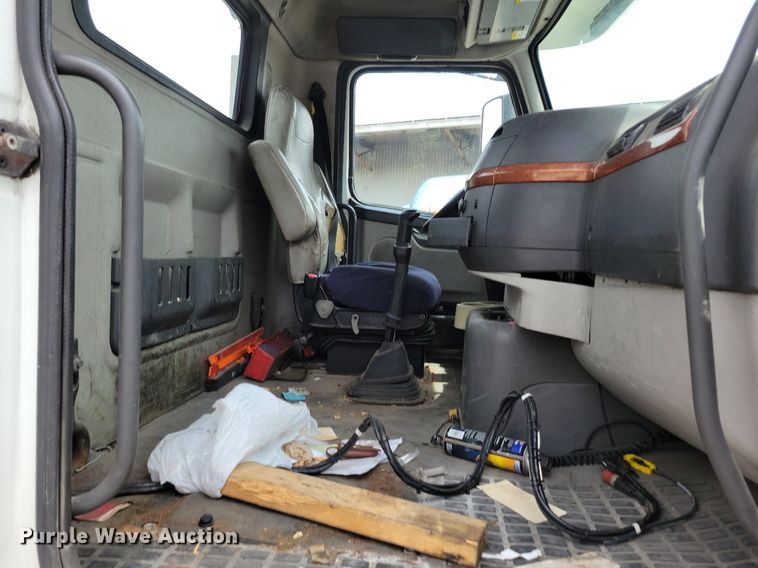 image for item DR7874 2009 Volvo VN Series semi truck