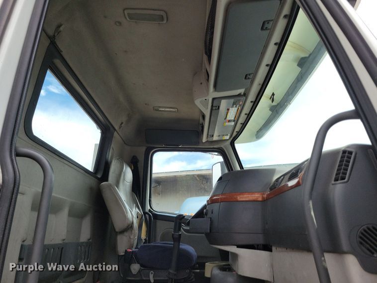 image for item DR7874 2009 Volvo VN Series semi truck