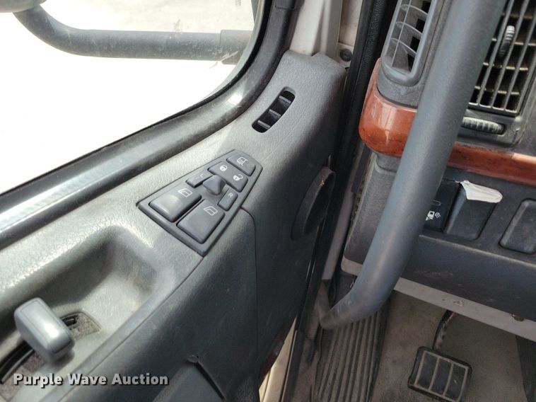 image for item DR7874 2009 Volvo VN Series semi truck