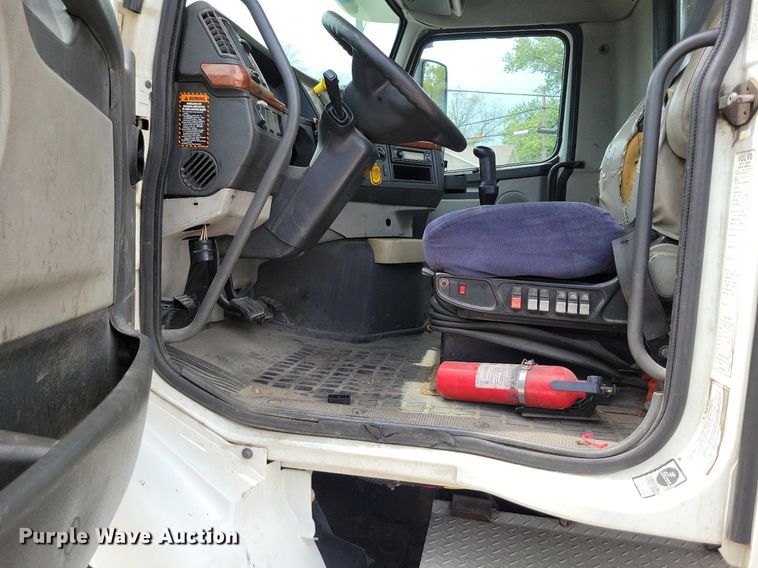 image for item DR7874 2009 Volvo VN Series semi truck