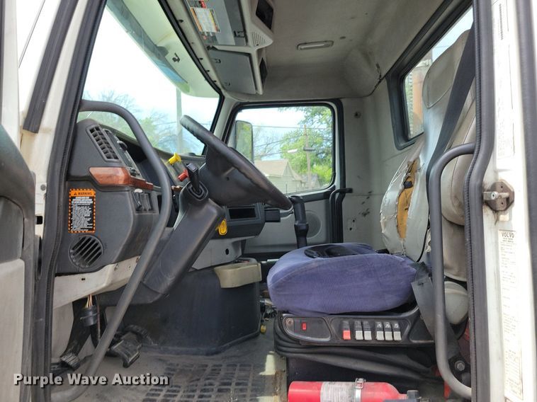 image for item DR7874 2009 Volvo VN Series semi truck