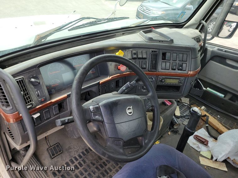image for item DR7874 2009 Volvo VN Series semi truck