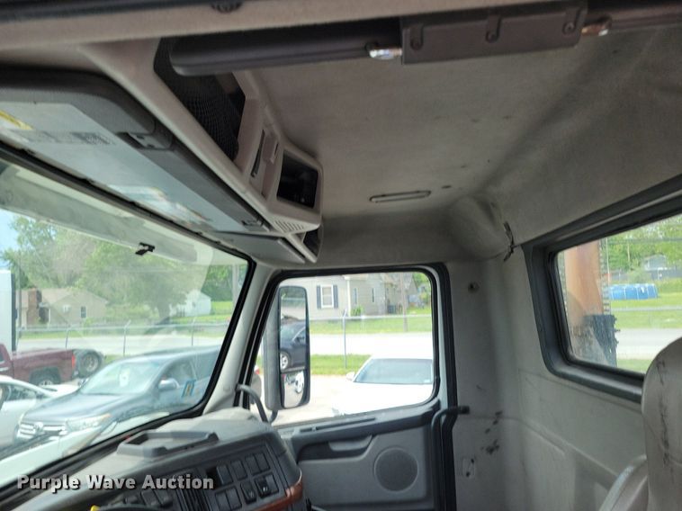 image for item DR7874 2009 Volvo VN Series semi truck