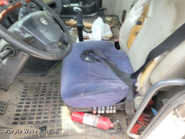 image for item DR7874 2009 Volvo VN Series semi truck