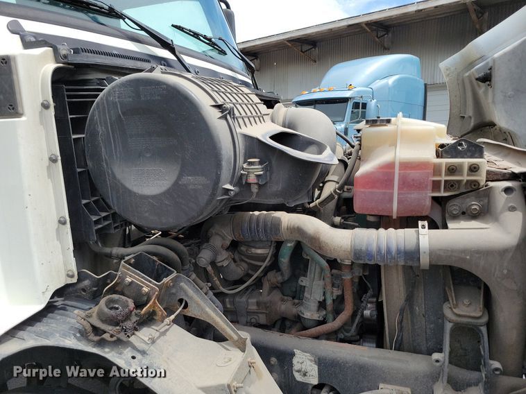 image for item DR7874 2009 Volvo VN Series semi truck