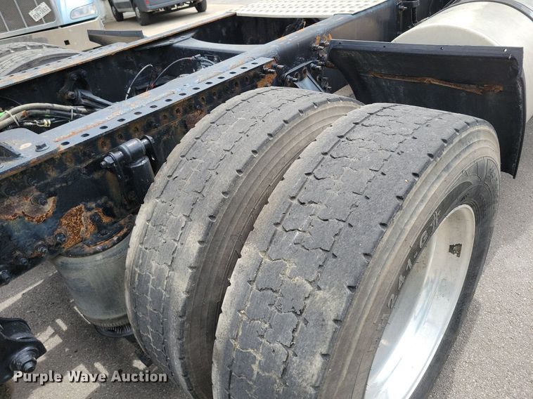 image for item DR7874 2009 Volvo VN Series semi truck