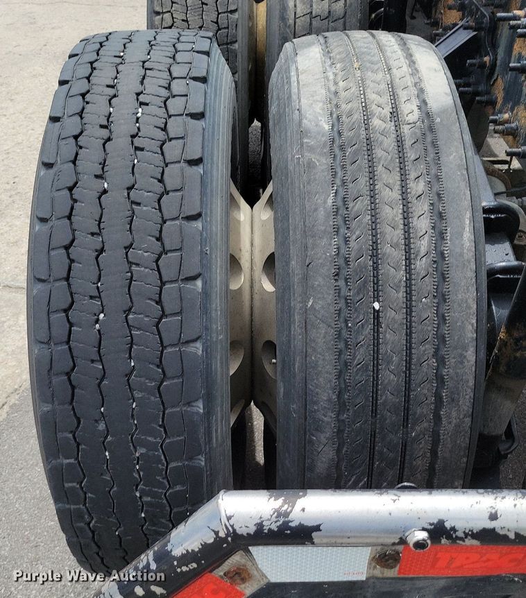 image for item DR7874 2009 Volvo VN Series semi truck