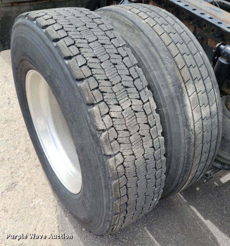 image for item DR7874 2009 Volvo VN Series semi truck