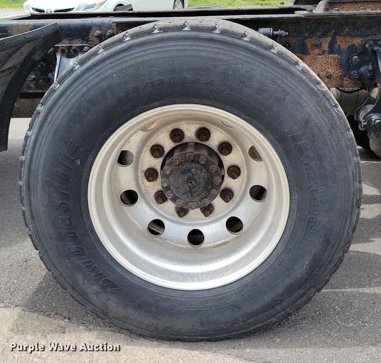 image for item DR7874 2009 Volvo VN Series semi truck