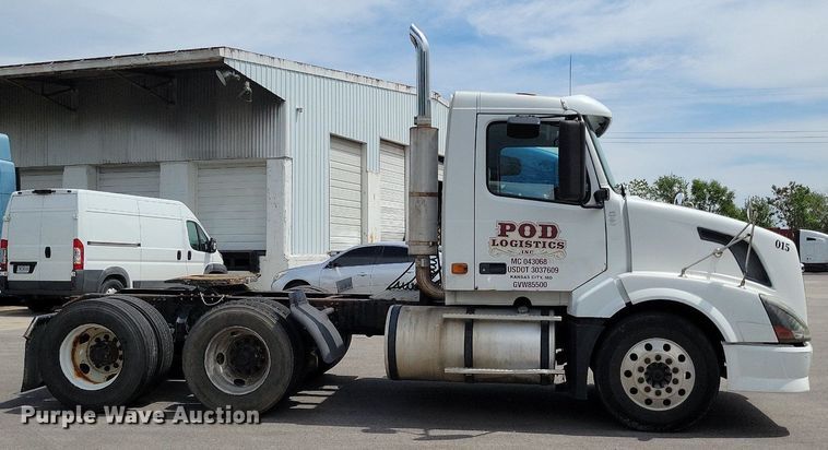 image for item DR7875 2008 Volvo VN Series semi truck