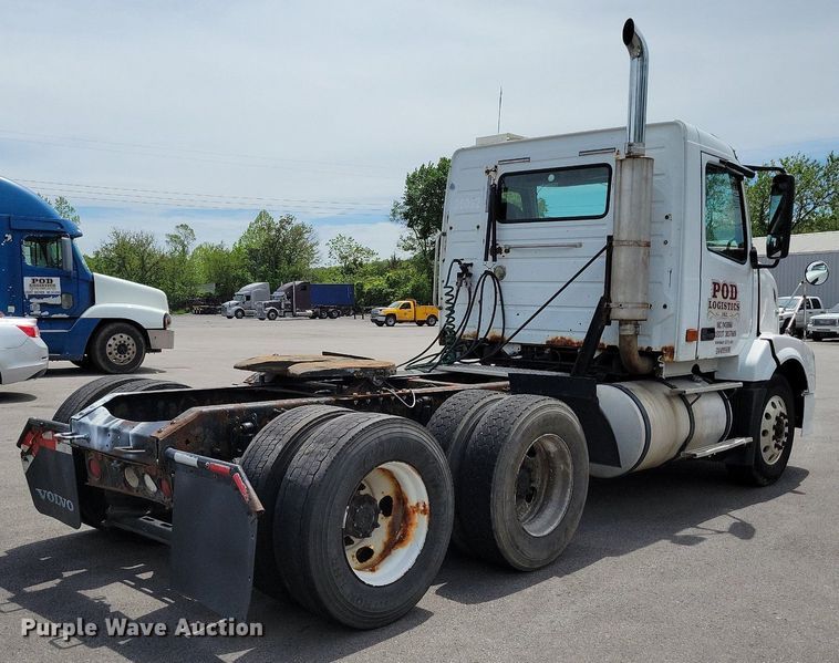 image for item DR7875 2008 Volvo VN Series semi truck