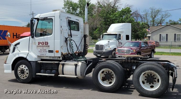 image for item DR7875 2008 Volvo VN Series semi truck