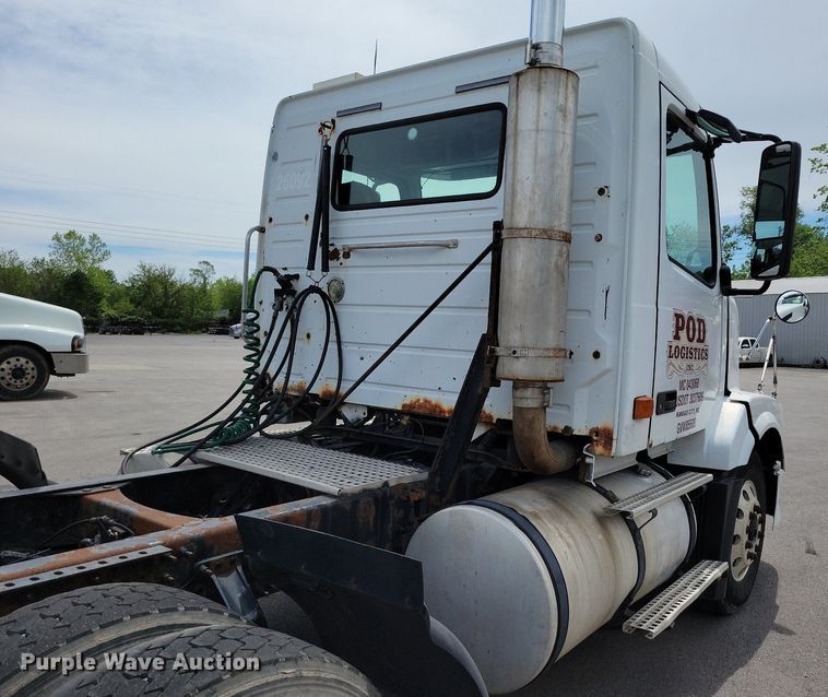 image for item DR7875 2008 Volvo VN Series semi truck