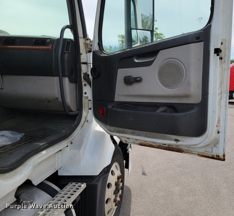 image for item DR7875 2008 Volvo VN Series semi truck