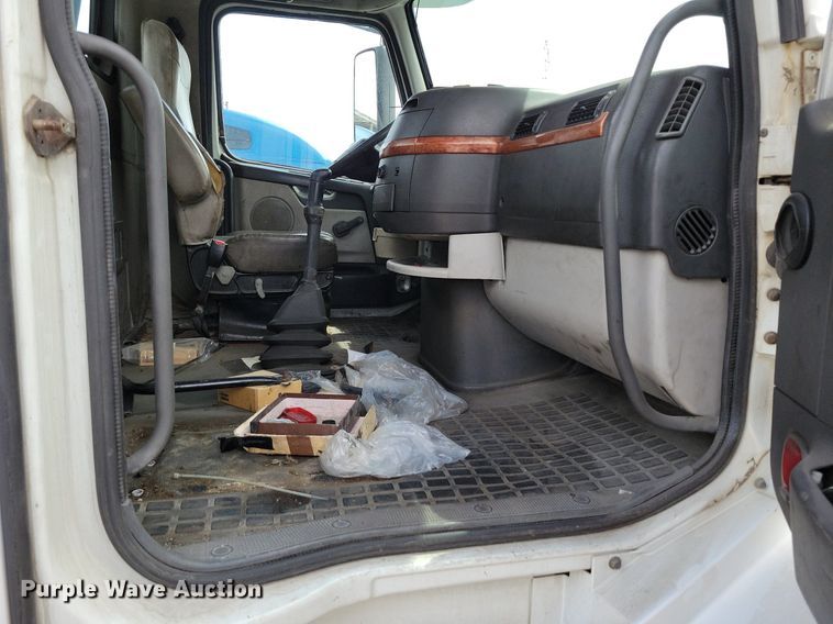 image for item DR7875 2008 Volvo VN Series semi truck