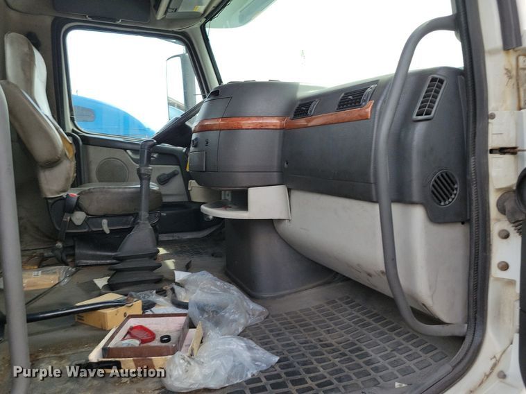 image for item DR7875 2008 Volvo VN Series semi truck