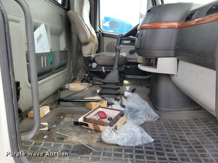 image for item DR7875 2008 Volvo VN Series semi truck