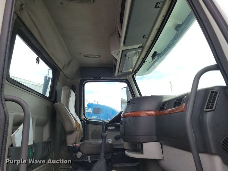 image for item DR7875 2008 Volvo VN Series semi truck