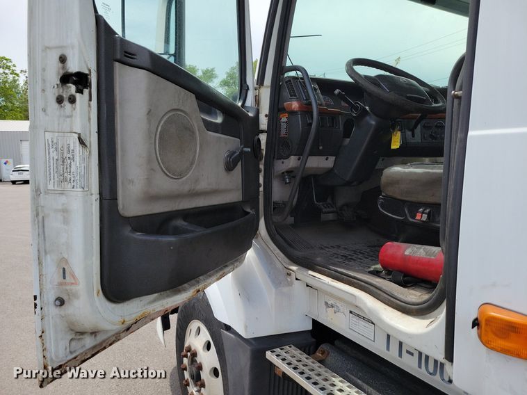 image for item DR7875 2008 Volvo VN Series semi truck