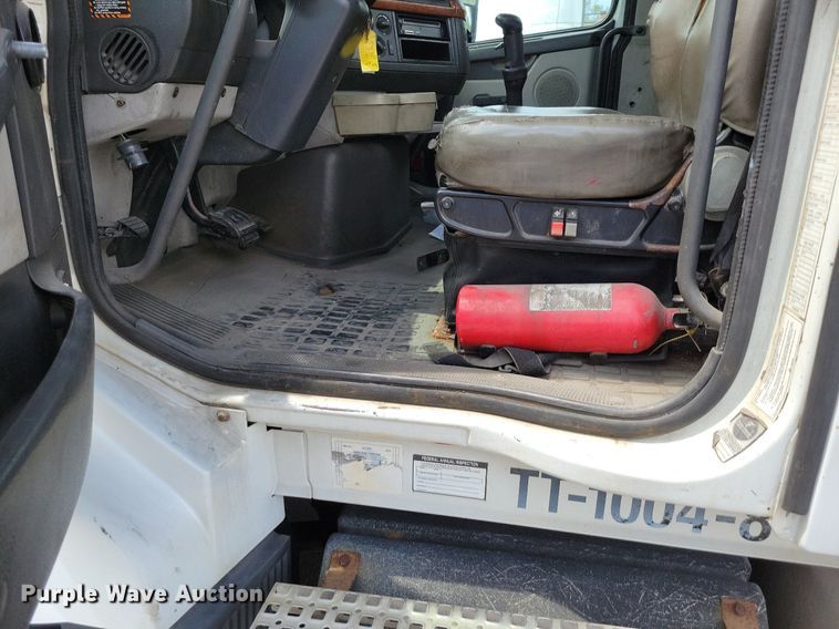 image for item DR7875 2008 Volvo VN Series semi truck