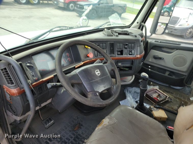image for item DR7875 2008 Volvo VN Series semi truck