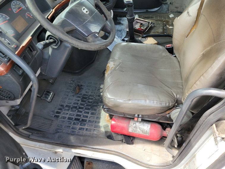 image for item DR7875 2008 Volvo VN Series semi truck