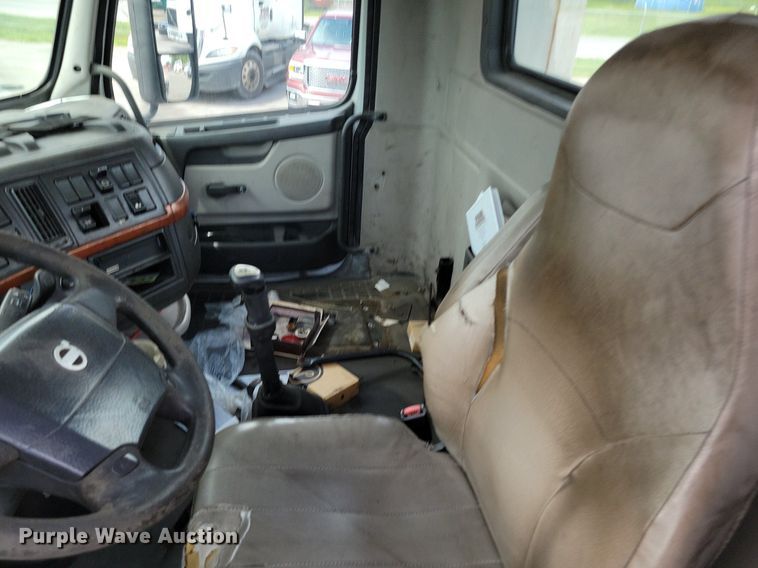 image for item DR7875 2008 Volvo VN Series semi truck