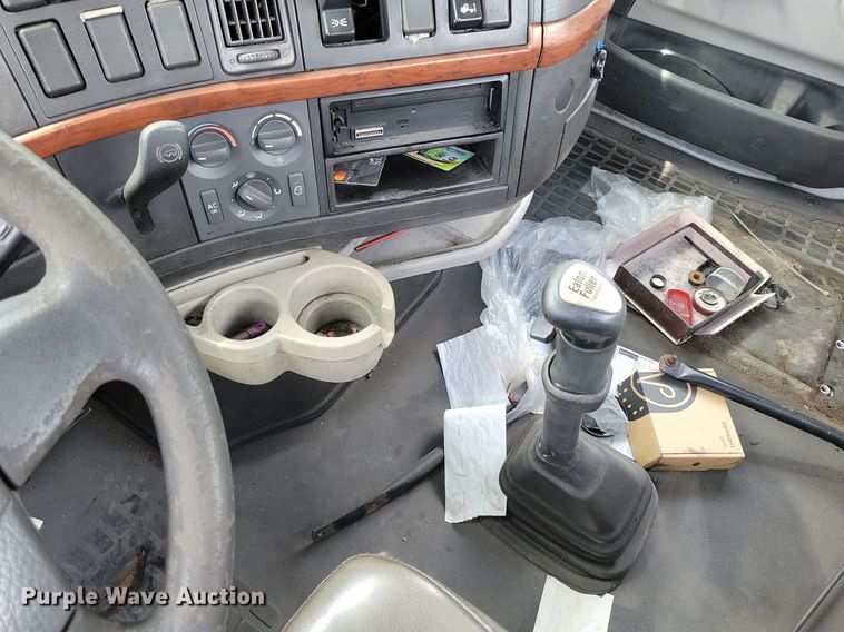 image for item DR7875 2008 Volvo VN Series semi truck