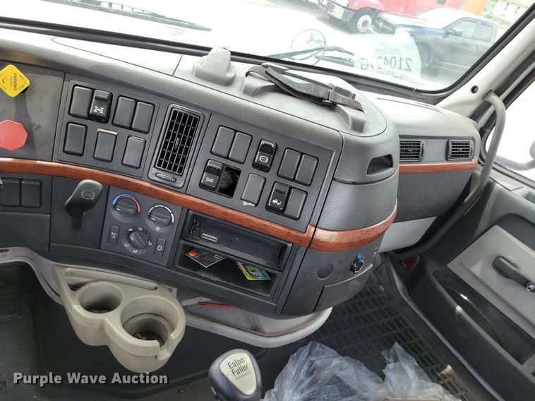 image for item DR7875 2008 Volvo VN Series semi truck