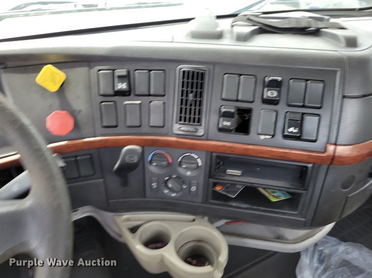 image for item DR7875 2008 Volvo VN Series semi truck