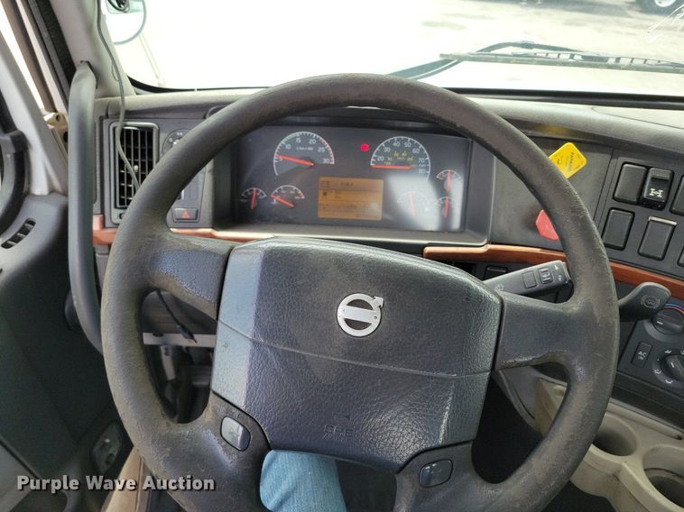 image for item DR7875 2008 Volvo VN Series semi truck