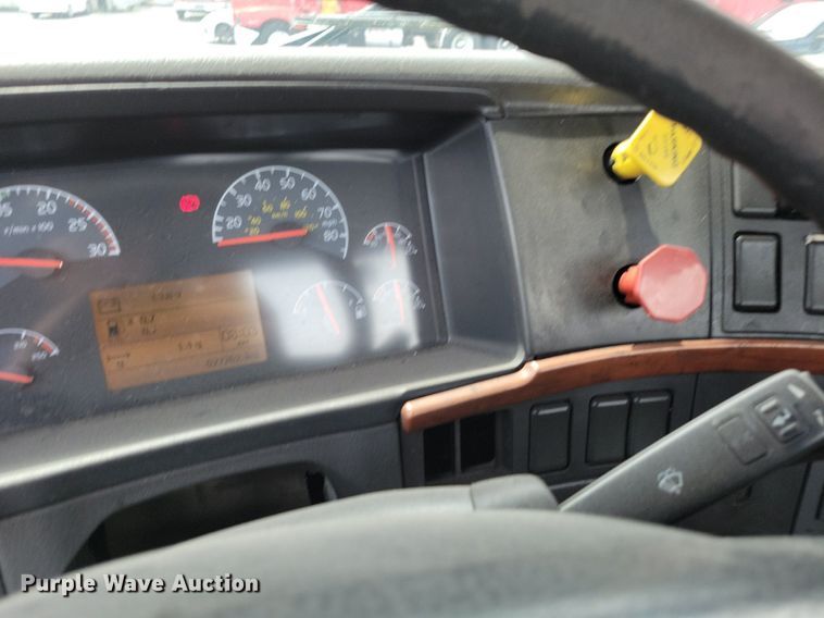 image for item DR7875 2008 Volvo VN Series semi truck