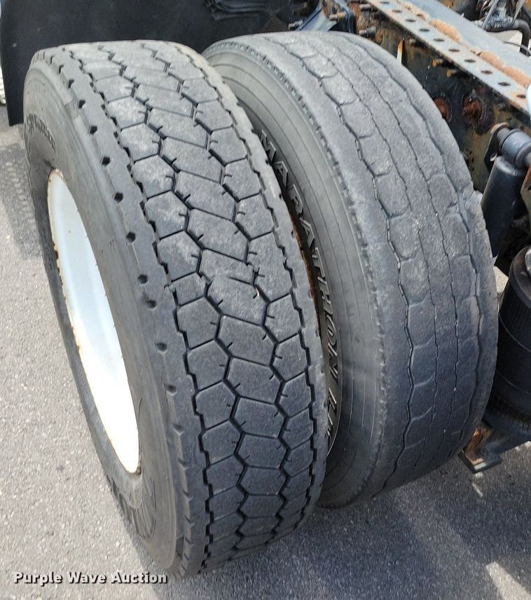 image for item DR7875 2008 Volvo VN Series semi truck