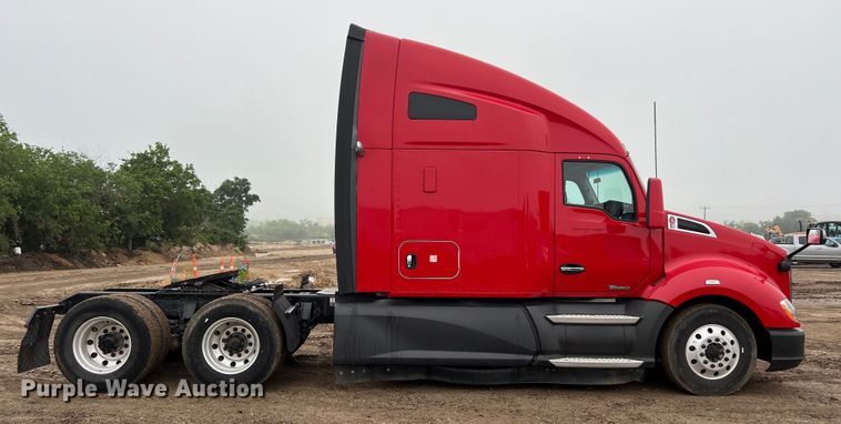 image for item DS3027 2017 Kenworth T680 semi truck