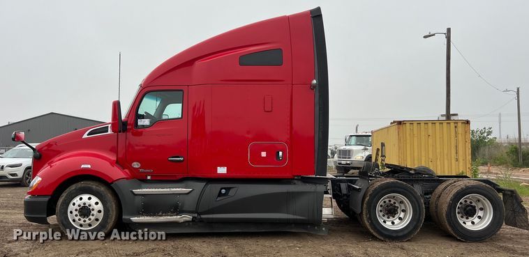 image for item DS3027 2017 Kenworth T680 semi truck