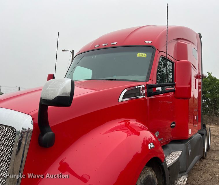 image for item DS3027 2017 Kenworth T680 semi truck