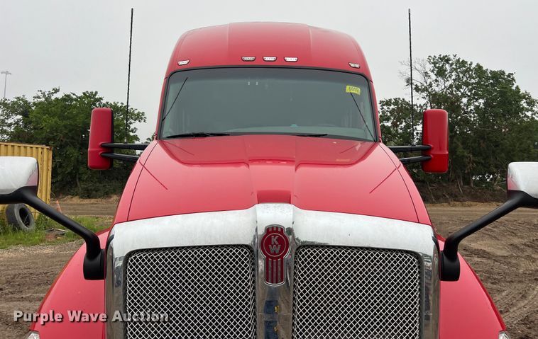 image for item DS3027 2017 Kenworth T680 semi truck
