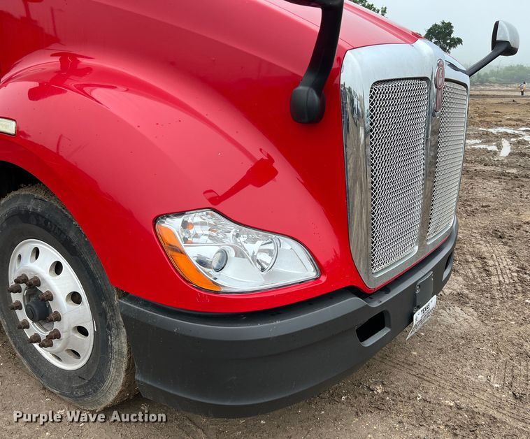 image for item DS3027 2017 Kenworth T680 semi truck