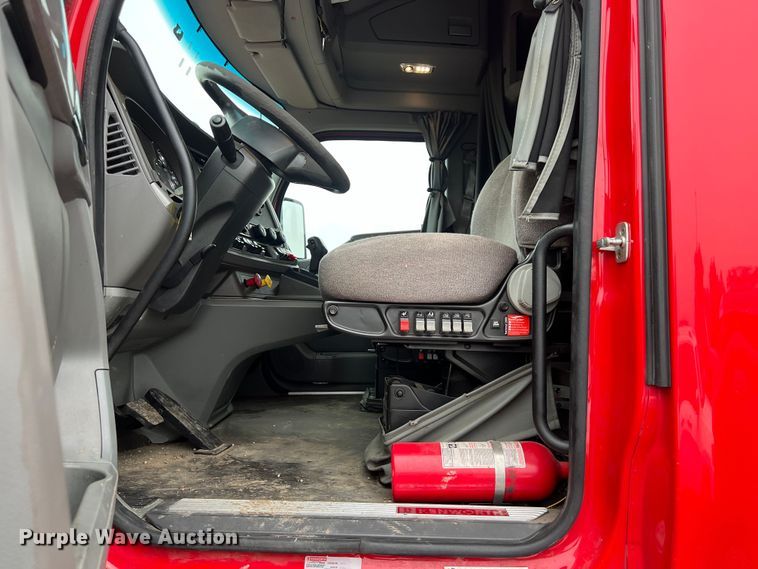 image for item DS3027 2017 Kenworth T680 semi truck