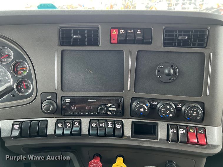 image for item DS3027 2017 Kenworth T680 semi truck