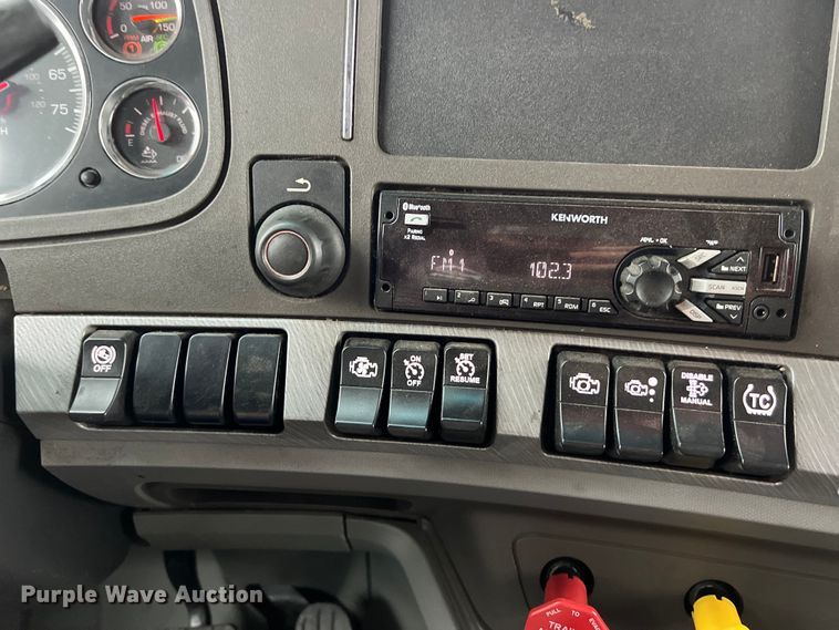 image for item DS3027 2017 Kenworth T680 semi truck